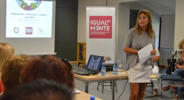 Medio centenar de representantes de asociaciones de mujeres se forman en La Noria
