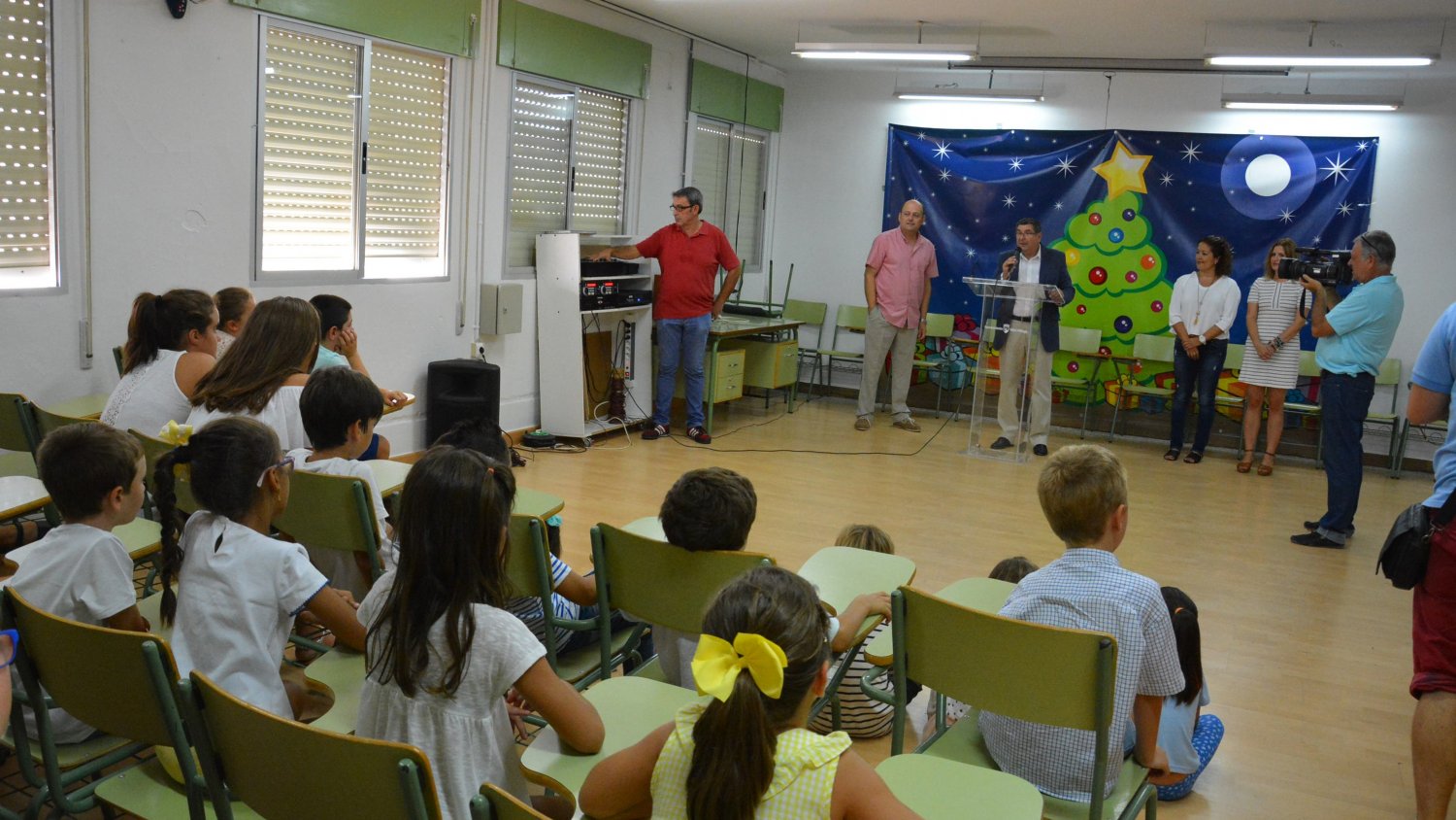 El alcalde inaugura el nuevo curso escolar en Vélez-Málaga que arranca con un total de 7.964 alumnos matriculados