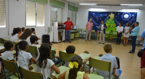El alcalde inaugura el nuevo curso escolar en Vélez-Málaga que arranca con un total de 7.964 alumnos matriculados