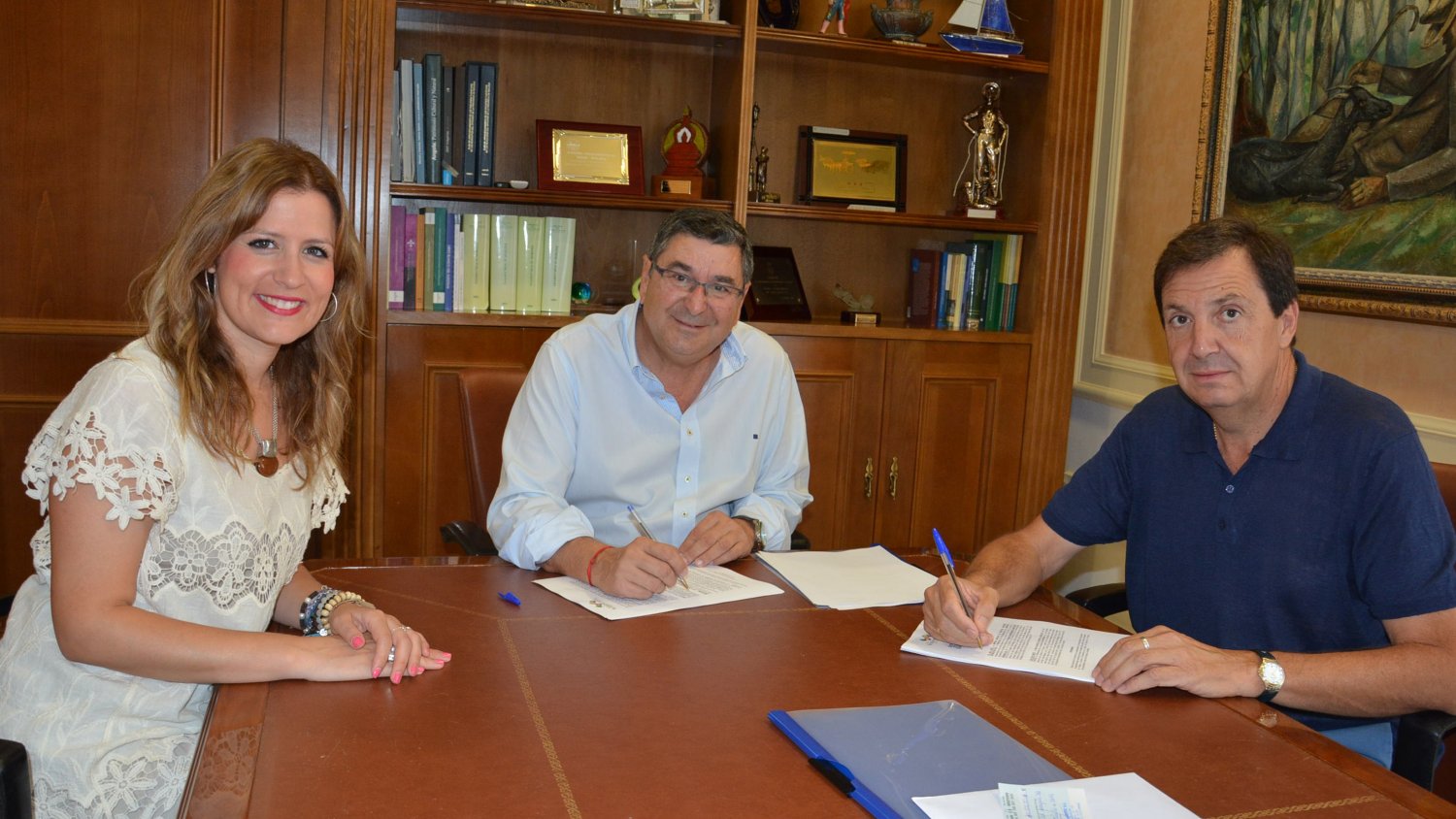 El alcalde de Vélez-Málaga firma con la empresa Alcoaxarquía la reserva de una parcela en el Parque Tecnoalimentario de la Axarquía