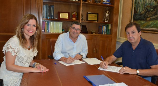 El alcalde de Vélez-Málaga firma con la empresa Alcoaxarquía la reserva de una parcela en el Parque Tecnoalimentario de la Axarquía