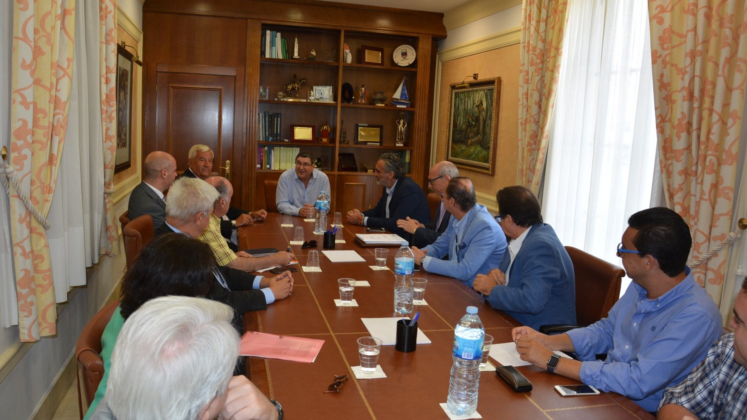 El alcalde de Vélez-Málaga se reúne con AEHCOS para marcar acciones de desarrollo de la ciudad