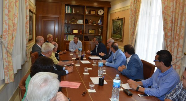El alcalde de Vélez-Málaga se reúne con AEHCOS para marcar acciones de desarrollo de la ciudad