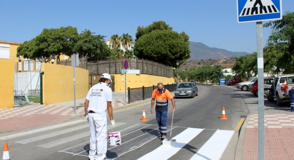 Estepona actuará en medio centenar de pasos de cebra para reforzar la seguridad en los entornos de colegios y guarderías