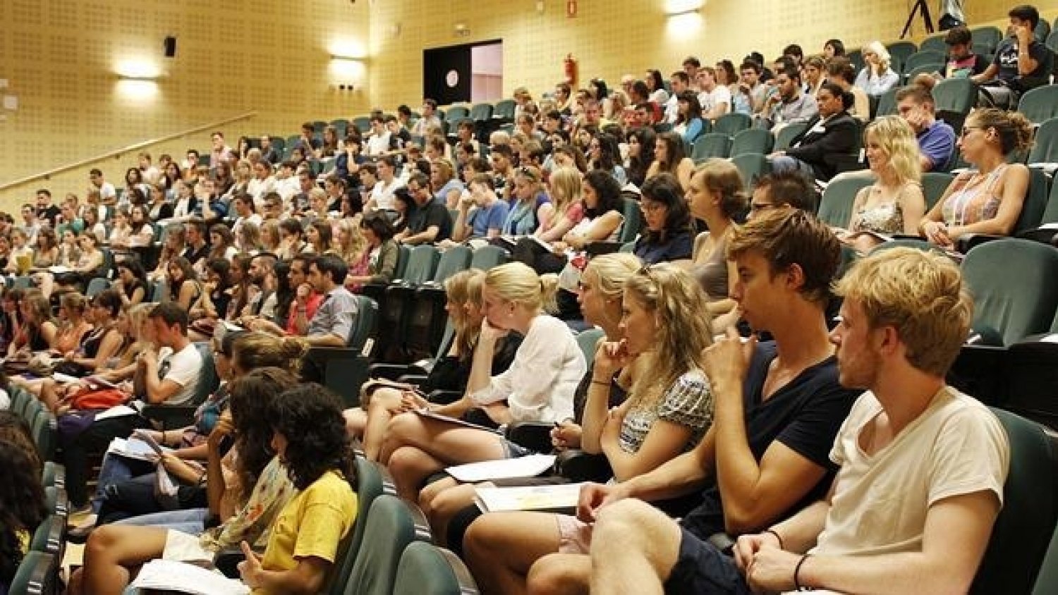 La Junta incrementa su aportación complementaria a las becas Erasmus del 50% al 75% de la ayuda base