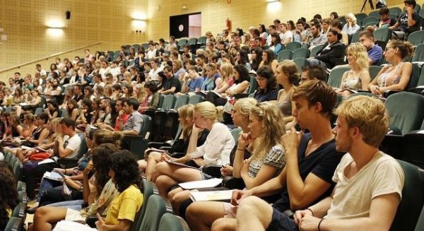 La Junta incrementa su aportación complementaria a las becas Erasmus del 50% al 75% de la ayuda base