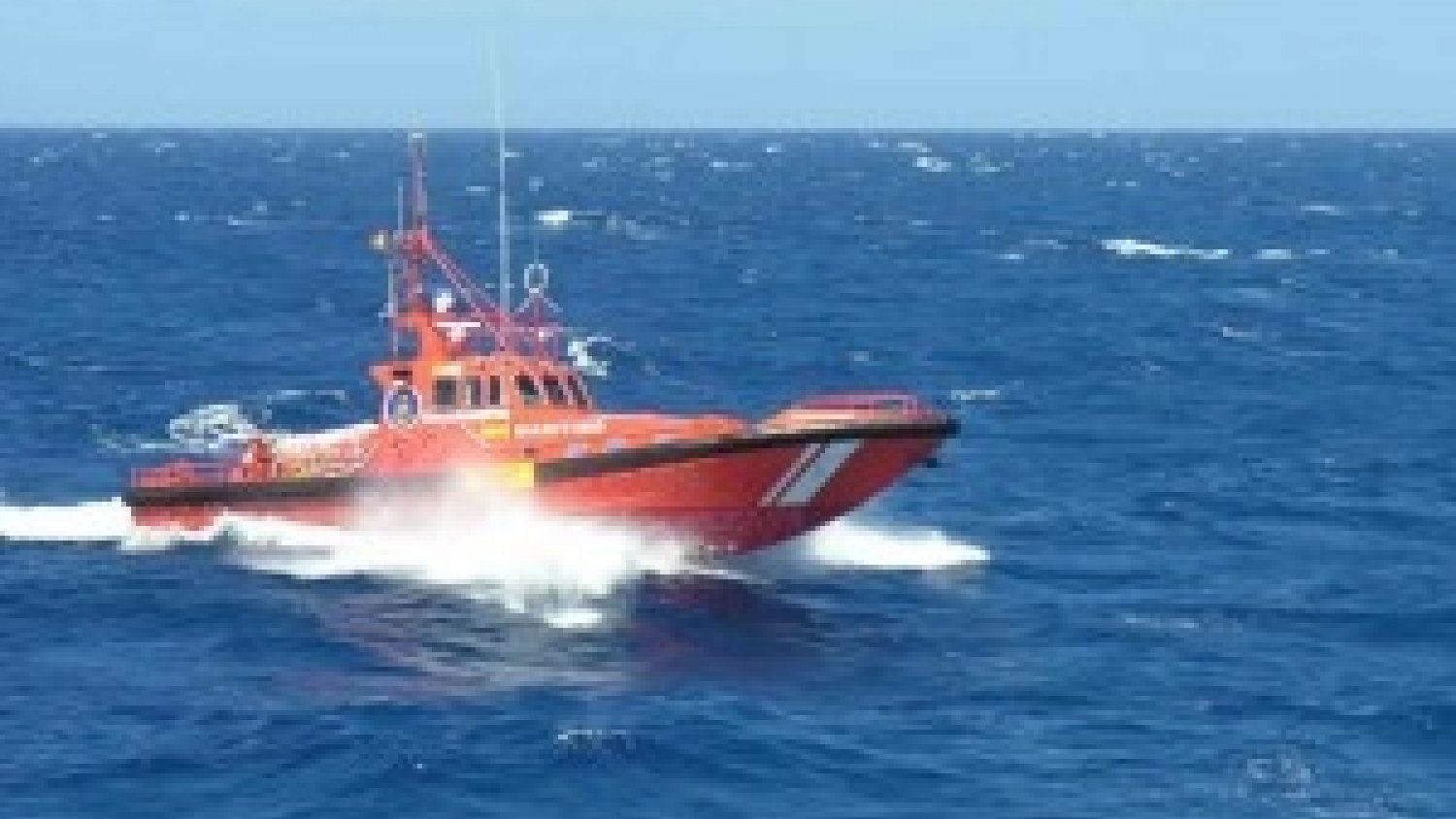 Un hombre y dos mujeres, una embarazada, trasladadas al Hospital tras llegar en patera al puerto de Málaga