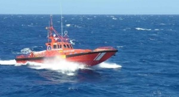 Un hombre y dos mujeres, una embarazada, trasladadas al Hospital tras llegar en patera al puerto de Málaga