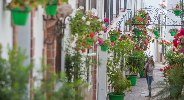 Estepona es el municipio de Andalucía con menos tasa de paro