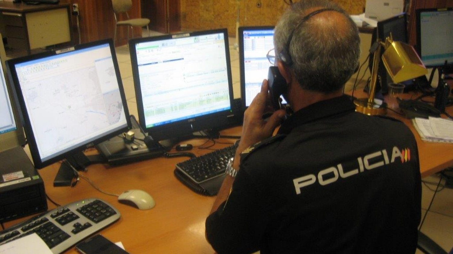 Evitan que un hombre se precipite al vacío desde una quinta planta
