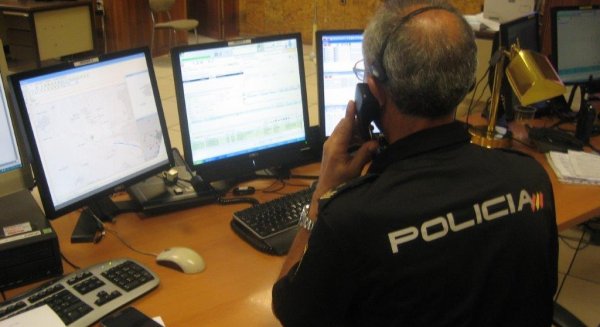 Evitan que un hombre se precipite al vacío desde una quinta planta
