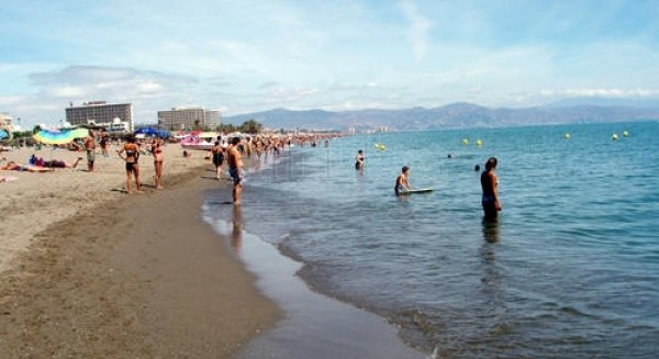 Rescatan a un bañista de nacionalidad francesa a punto de ahogarse en la playa de Los Álamos