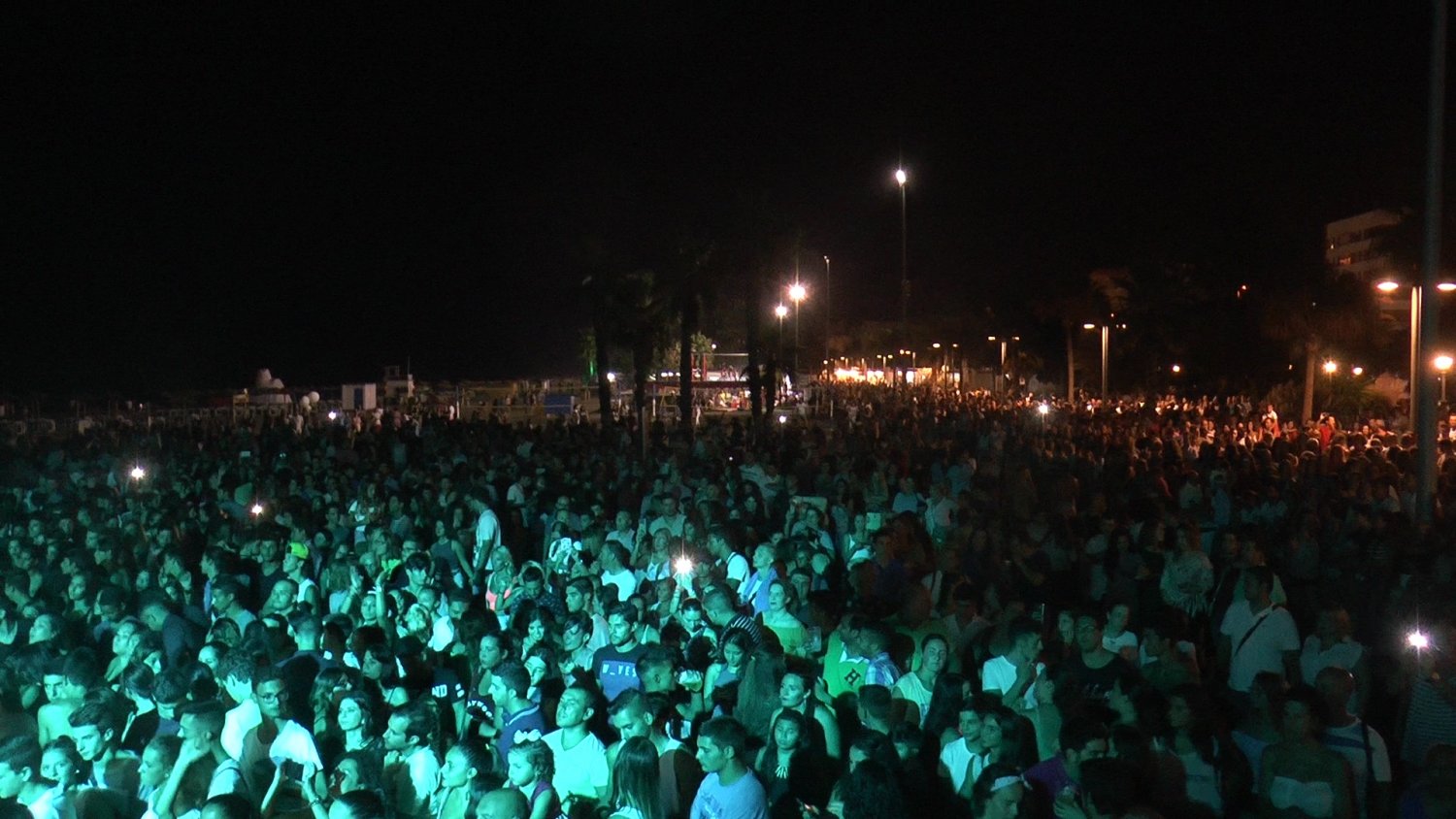 Más de 2000 personas despiden el verano en la playa de Torre del Mar con la Summer Closing Party