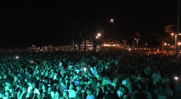 Más de 2000 personas despiden el verano en la playa de Torre del Mar con la Summer Closing Party