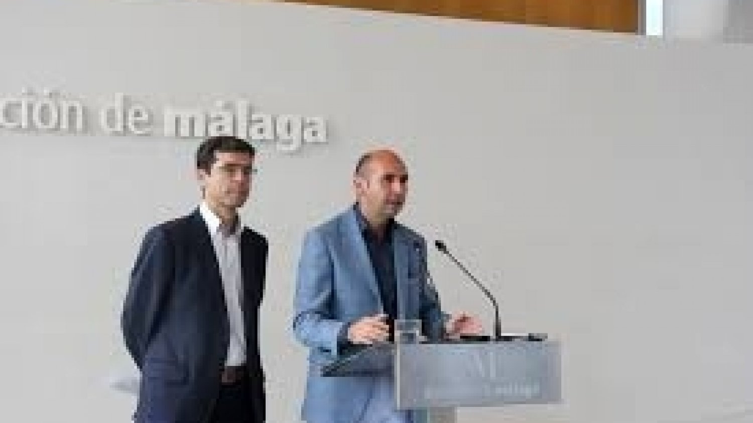 El PSOE entrega en el registro de la Diputación las entradas que disponía el grupo para la Feria Taurina