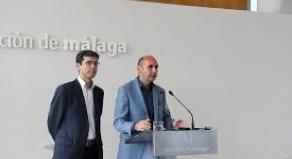 El PSOE entrega en el registro de la Diputación las entradas que disponía el grupo para la Feria Taurina