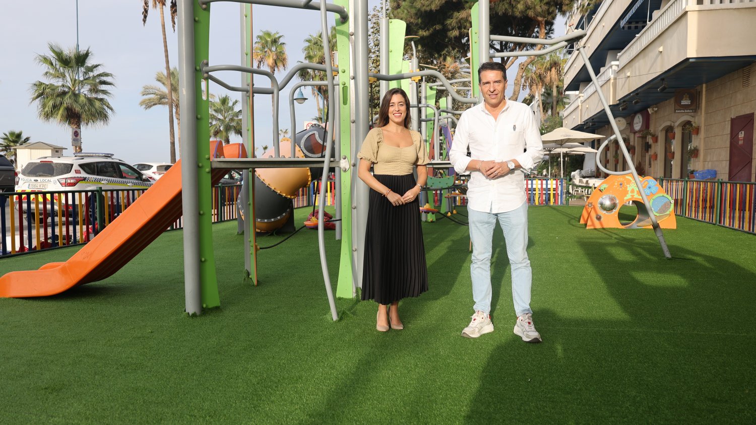 Torrox renueva el suelo del parque infantil del paseo marítimo de El Morche