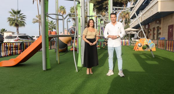 Torrox renueva el suelo del parque infantil del paseo marítimo de El Morche