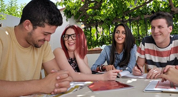 Los grupos de estudiantes llenan en verano las escuelas de idiomas de la Costa del Sol