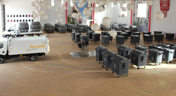 El Ayuntamiento de Estepona refuerza el servicio de limpieza con la instalación de 300 nuevos contenedores