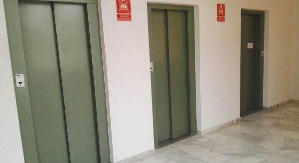 El Ayuntamiento de Rincón mejora la accesibilidad del edificio municipal con la renovación de los ascensores