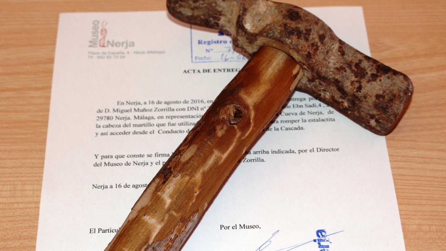 El Museo de Nerja expondrá el martillo con el que se accedió por primera vez a la Cueva