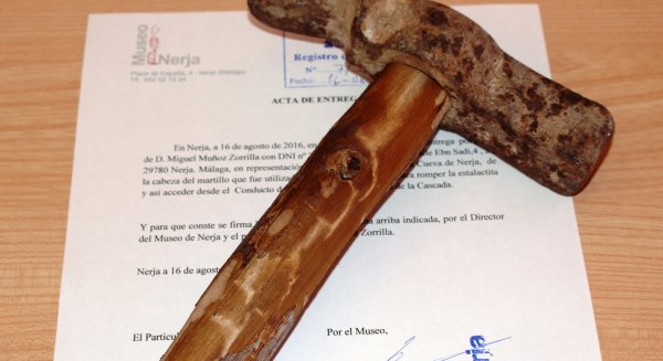 El Museo de Nerja expondrá el martillo con el que se accedió por primera vez a la Cueva