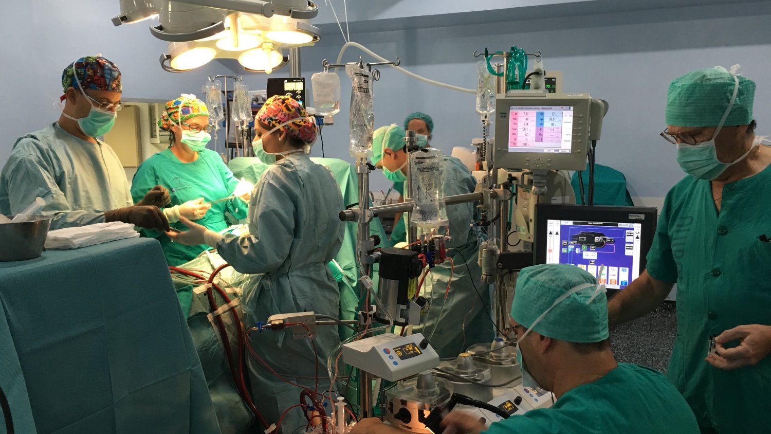 Un enfermero del Hospital Regional de Málaga diseña un protocolo de técnicas de perfusión en circulación extracorpórea