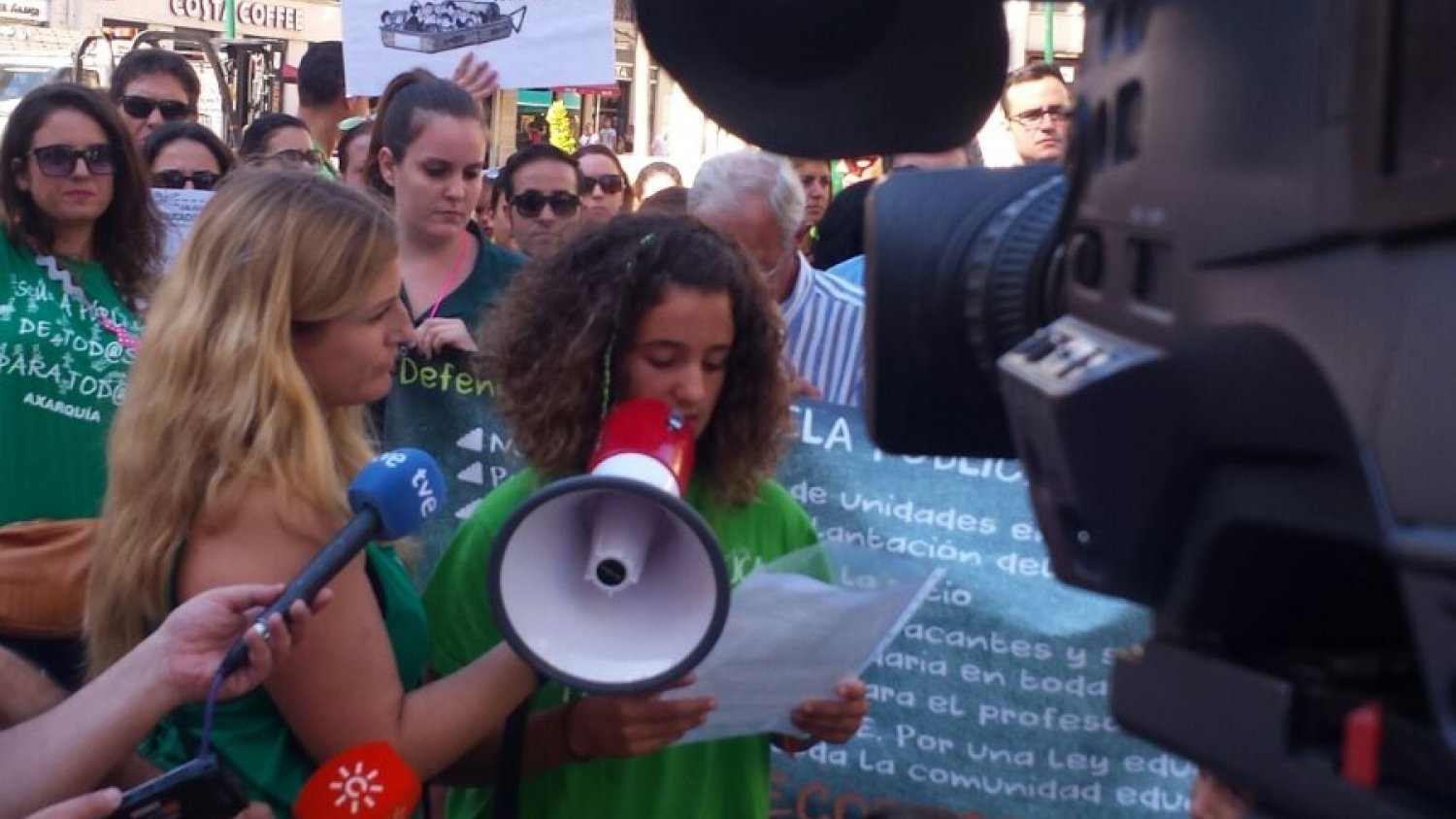 CCOO se concentra contra los recortes de plantilla de profesorado
