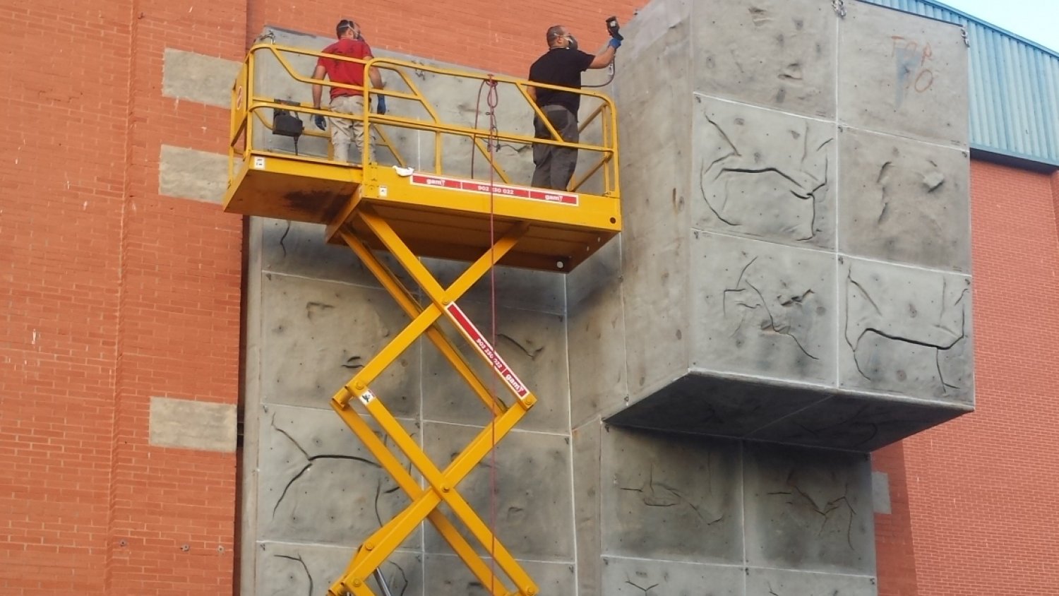 Estepona acomete obras de mejora en el rocódromo del polideportivo El Carmen