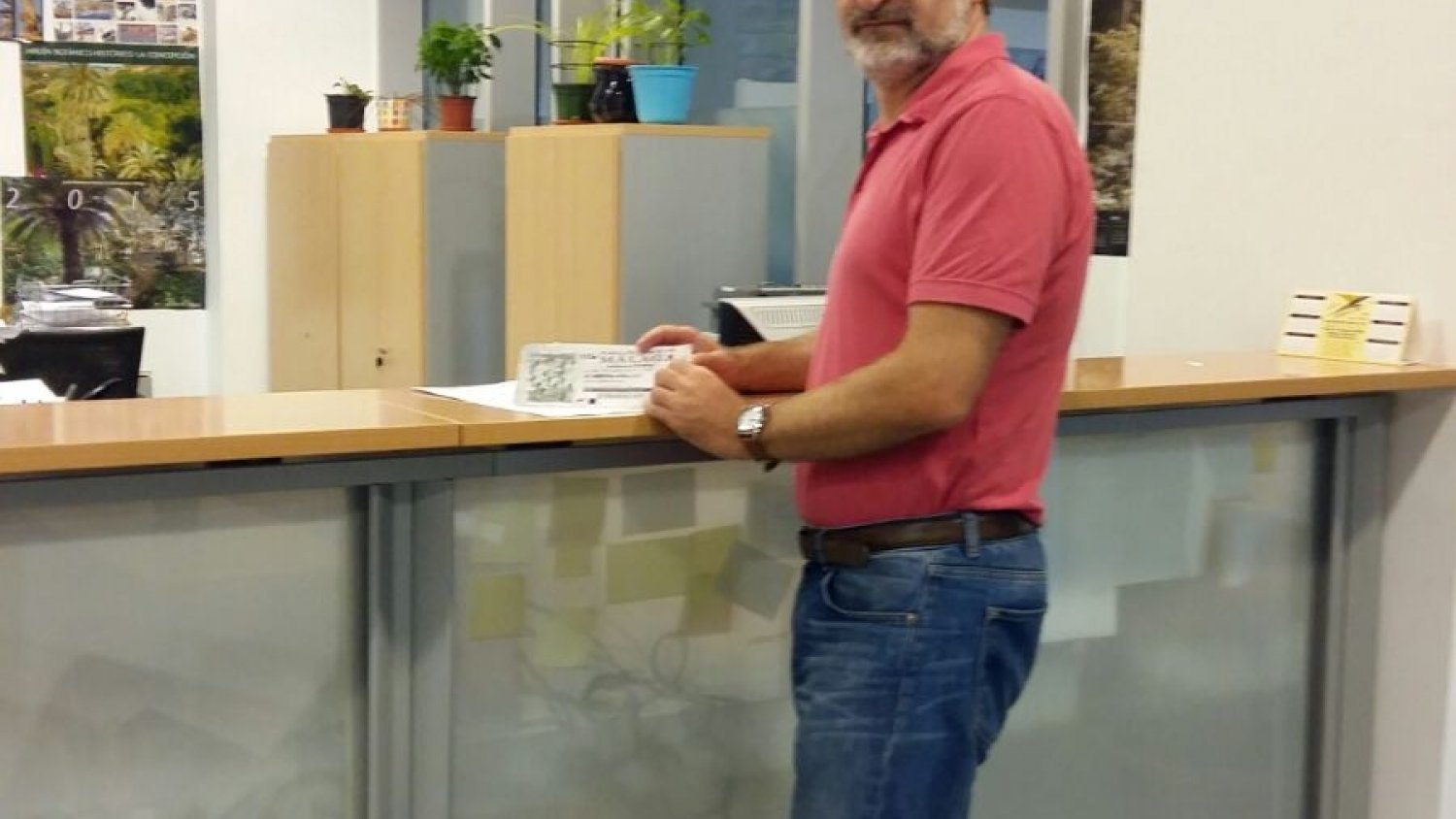 Ciudadanos entrega en el Registro las entradas para los toros adjudicadas a sus diputados para la Feria de Málaga