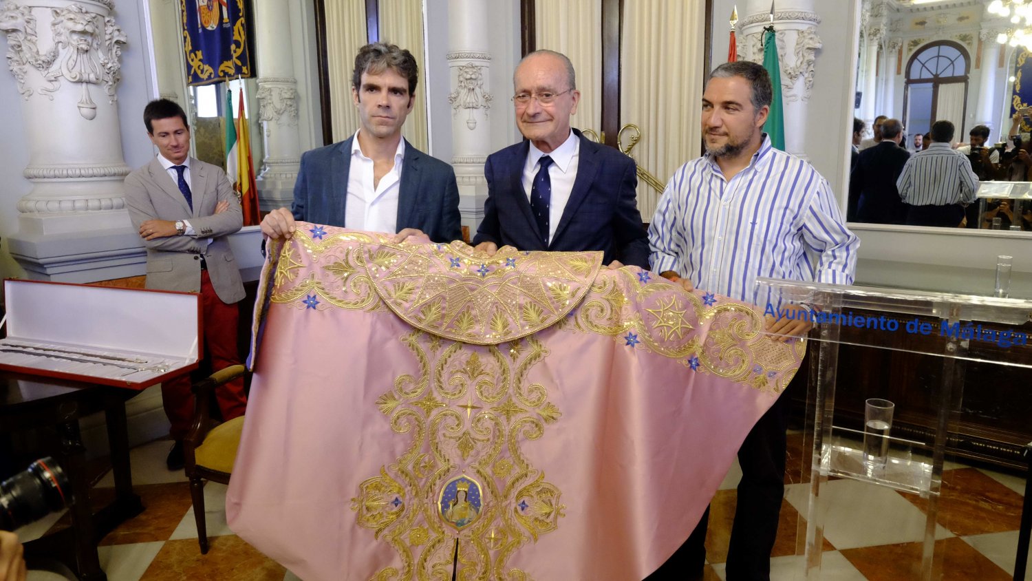 De la Torre entrega a José Tomás el trofeo Capote de Paseo por la mejor faena taurina de la Feria 2014