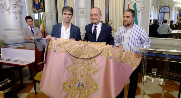 De la Torre entrega a José Tomás el trofeo Capote de Paseo por la mejor faena taurina de la Feria 2014