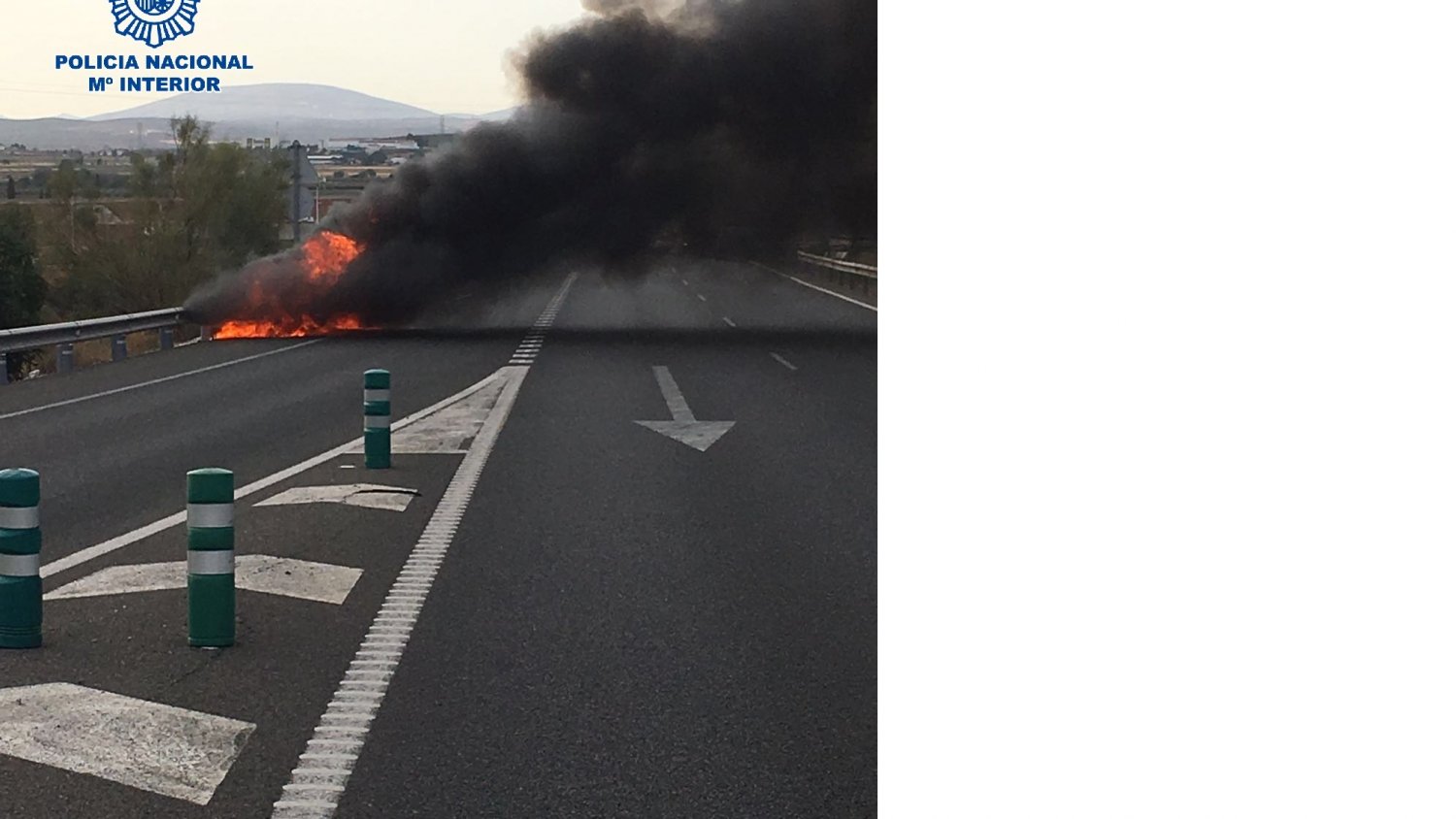 Detienen a tres jóvenes tras apearse en mitad de la autovía de un vehículo incendiado que previamente habían sustraído