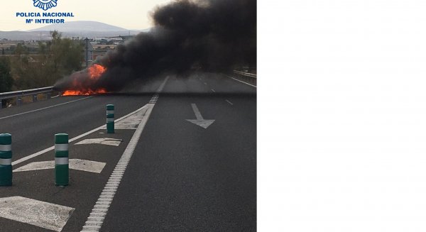 Detienen a tres jóvenes tras apearse en mitad de la autovía de un vehículo incendiado que previamente habían sustraído