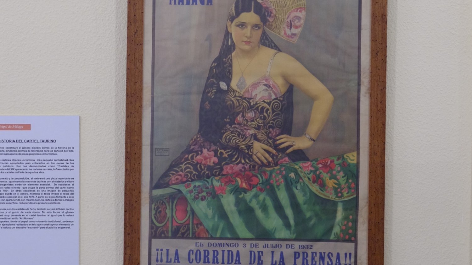 La sala de lectura del Archivo Municipal se une a la Feria y expone carteles taurinos y documentos sobre el vino de Málaga