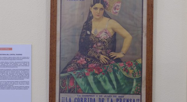 La sala de lectura del Archivo Municipal se une a la Feria y expone carteles taurinos y documentos sobre el vino de Málaga