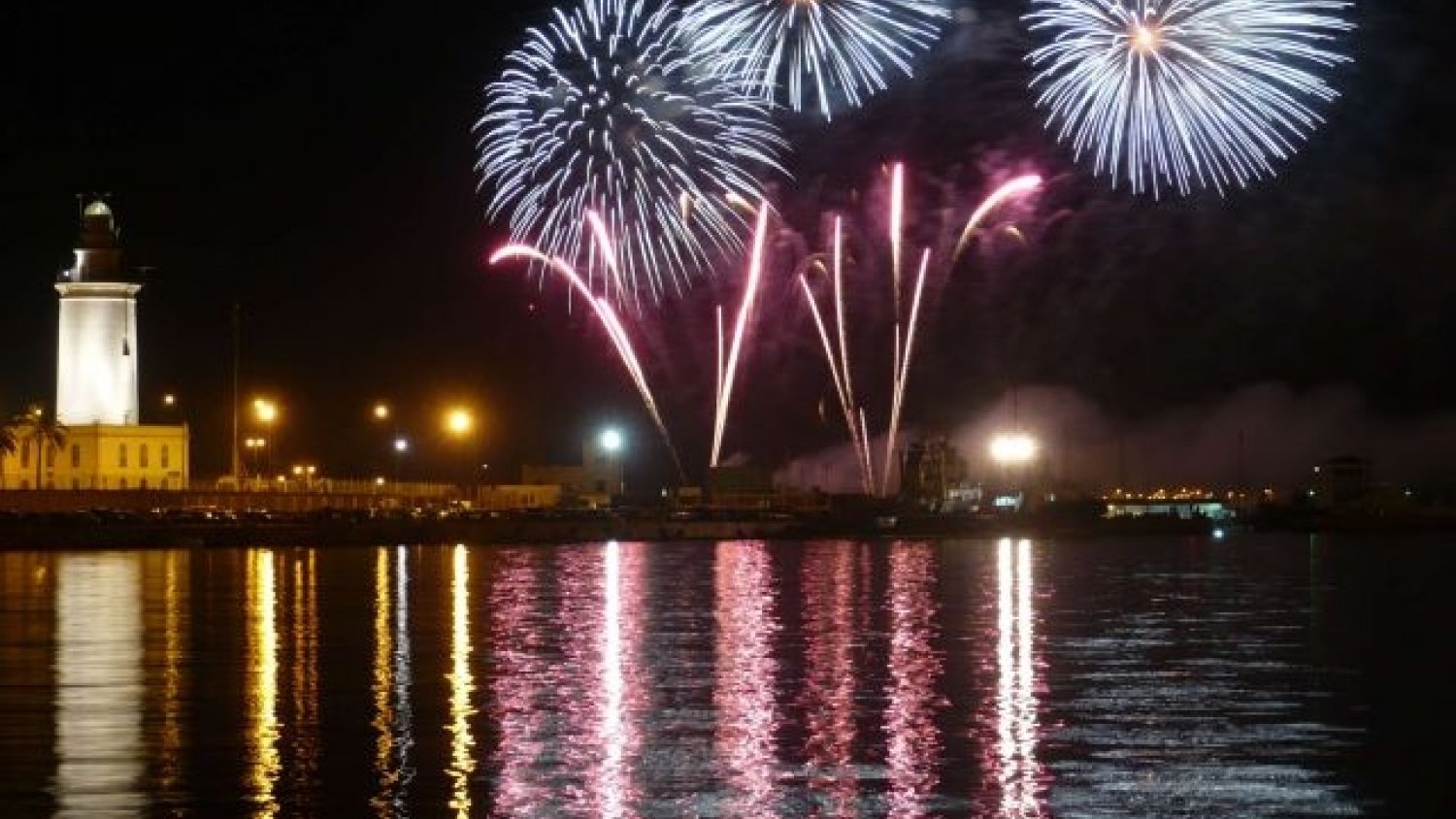 El espectáculo de fuegos artificiales marcará el inicio de la Feria Málaga 2016