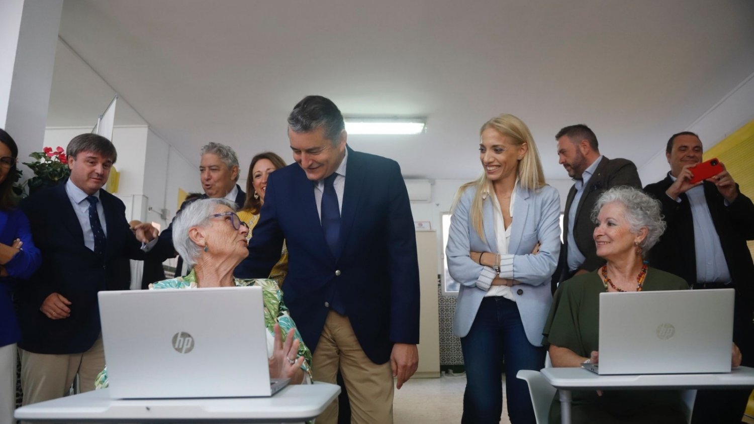 La Junta refuerza la digitalización de los barrios de Málaga con el primer Punto Vuela Guadalinfo