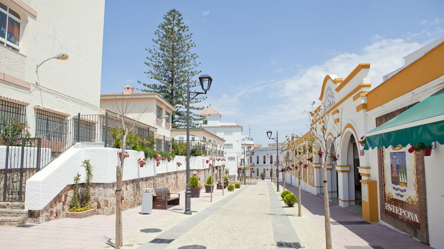 La empresa concesionaria del mercado de abastos exige más de diez mil euros a los comerciantes en Estepona