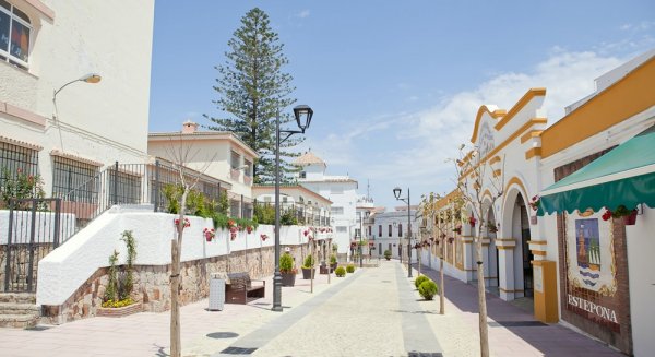 La empresa concesionaria del mercado de abastos exige más de diez mil euros a los comerciantes en Estepona