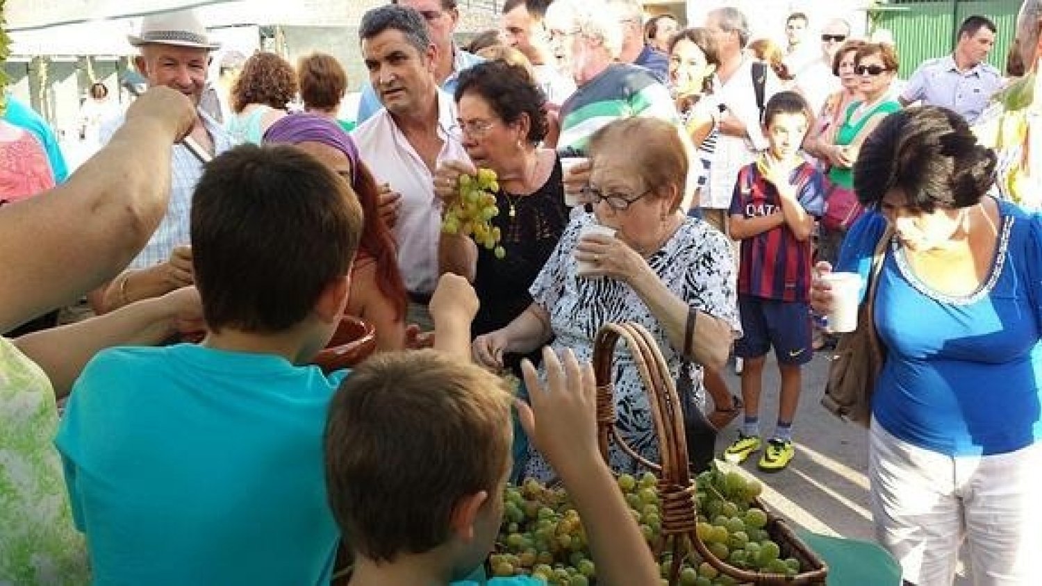 Iznate repartirá 2.000 kilos de uvas y 800 litros de vino moscatel en su Fiesta de Singularidad Turística