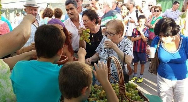 Iznate repartirá 2.000 kilos de uvas y 800 litros de vino moscatel en su Fiesta de Singularidad Turística