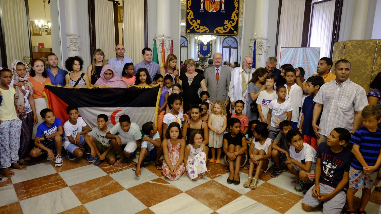Los niños y niñas saharauis son recibidos en el Ayuntamiento de Málaga