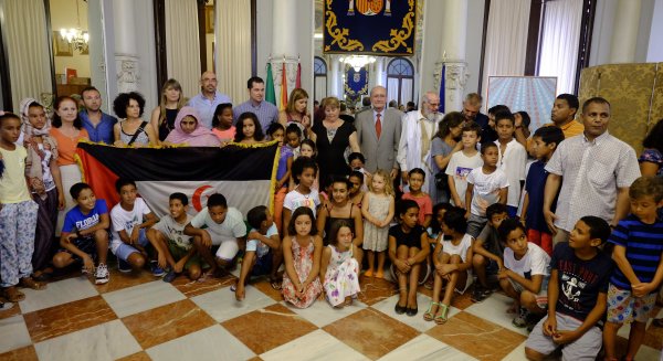 Los niños y niñas saharauis son recibidos en el Ayuntamiento de Málaga