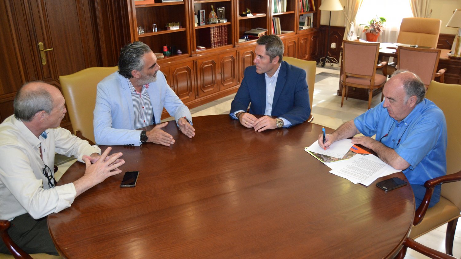 El alcalde de Mijas se reúne con AEHCOS para buscar soluciones comunes contra la estacionalidad turística