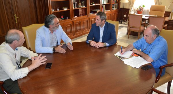 El alcalde de Mijas se reúne con AEHCOS para buscar soluciones comunes contra la estacionalidad turística