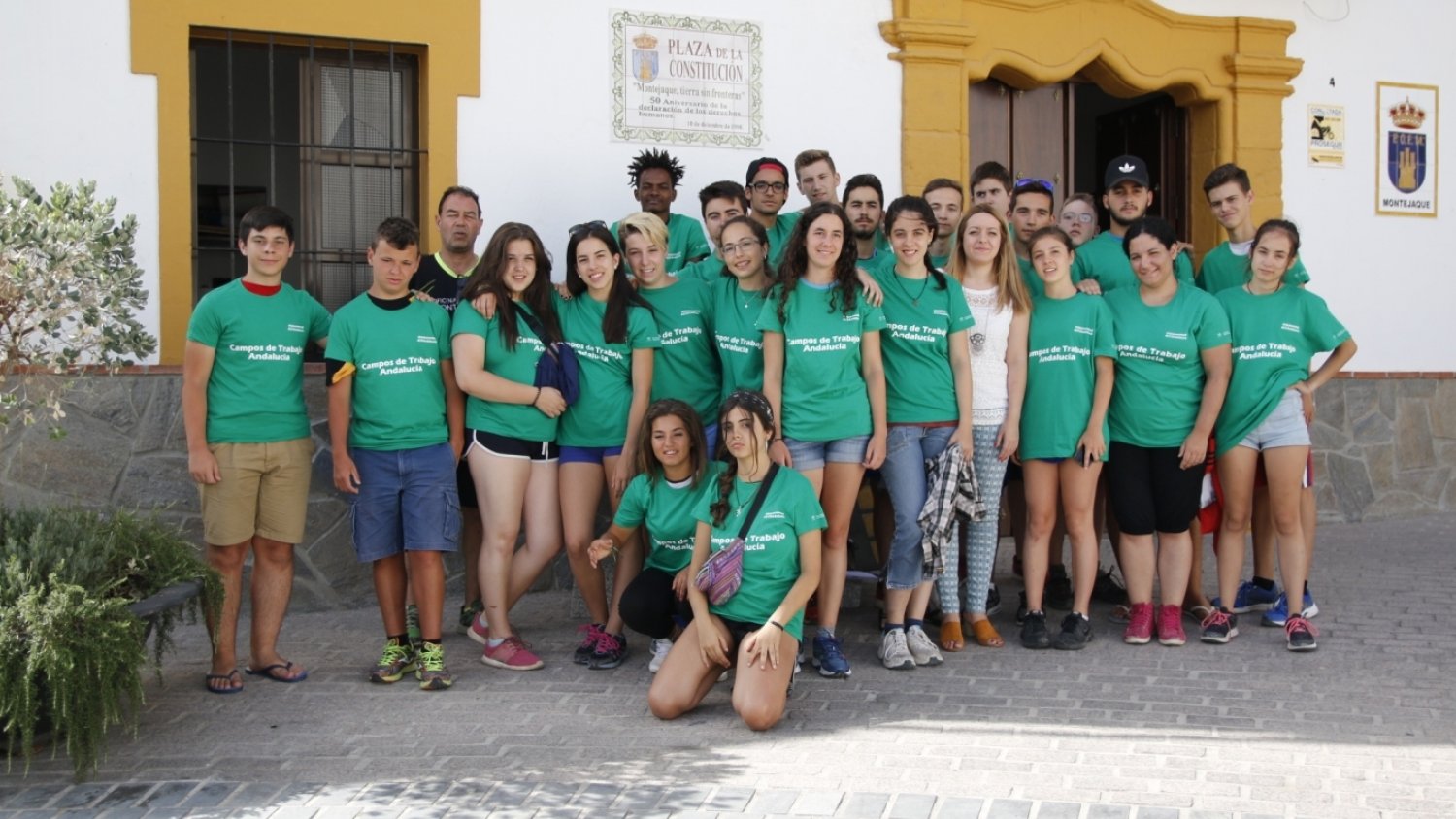 La coordinadora del IAJ visita a los participantes en el Campo de Trabajo dedicado a conservación ambiental del Embalse de Montejaque