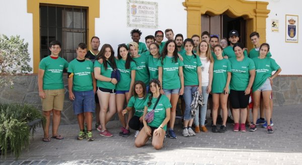 La coordinadora del IAJ visita a los participantes en el Campo de Trabajo dedicado a conservación ambiental del Embalse de Montejaque