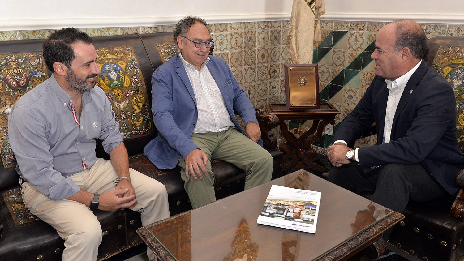 El Director General de Recursos Humanos de Carrefour mantiene una reunión con el alcalde de Antequera